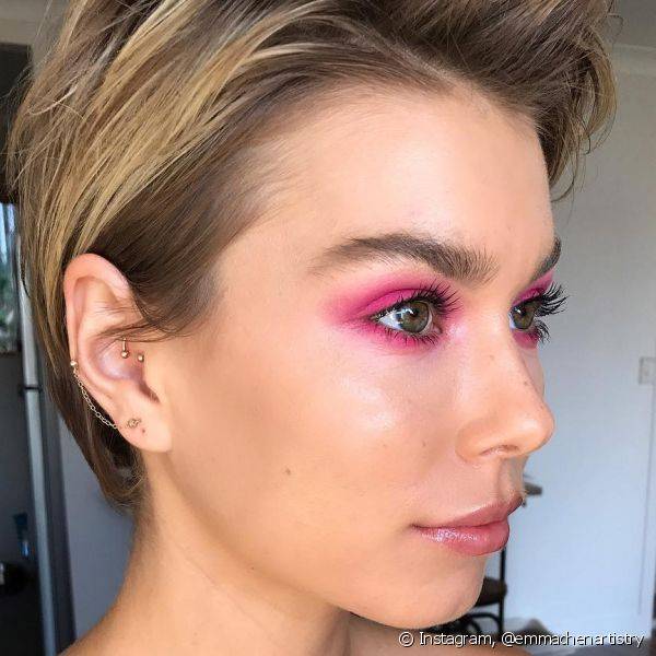 A sombra rosa pink pode ser usada nos olhos combinando com um batom nude coberto de gloss transaprente (Foto: Instagram @emmachenartistry)